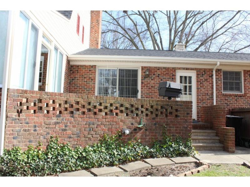 304 Shadowbrook Dr, Burlington, NC 27215