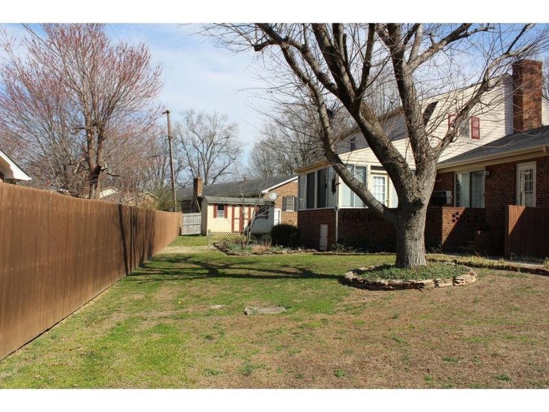 304 Shadowbrook Dr, Burlington, NC 27215