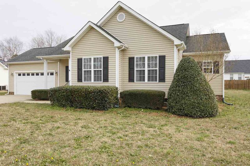 304 Village Square Dr, Dunn, NC 28334