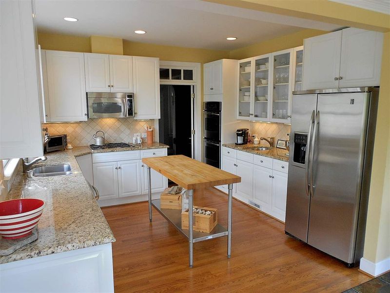 3041 Granville Dr, Raleigh, NC 27609