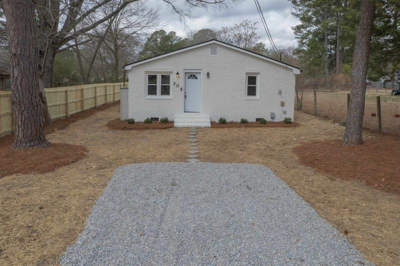305 Graves St, Selma, NC 27576
