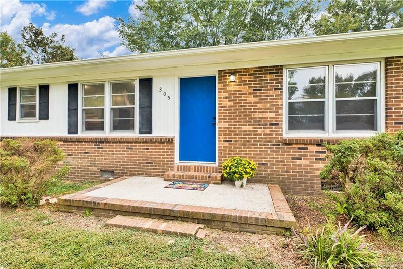 305 Poole Dr, Selma, NC 27576