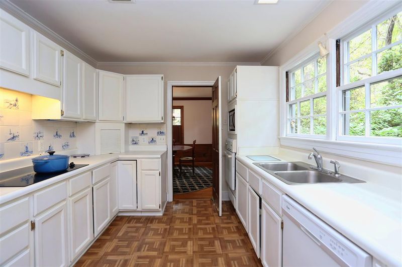 305 W University Dr, Chapel Hill, NC 27514