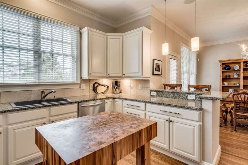 306 W Barbee Chapel Rd, Chapel Hill, NC 27517