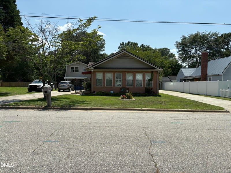307 Canary St, Dunn, NC 28334