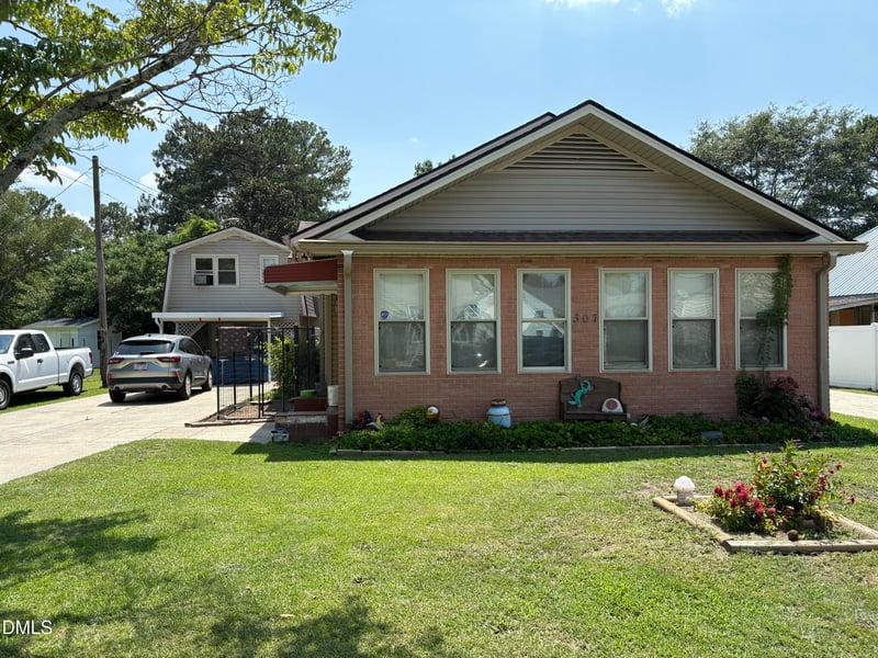 307 Canary St, Dunn, NC 28334
