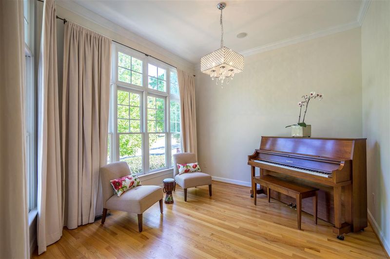 307 Edgewater Cir, Chapel Hill, NC 27516