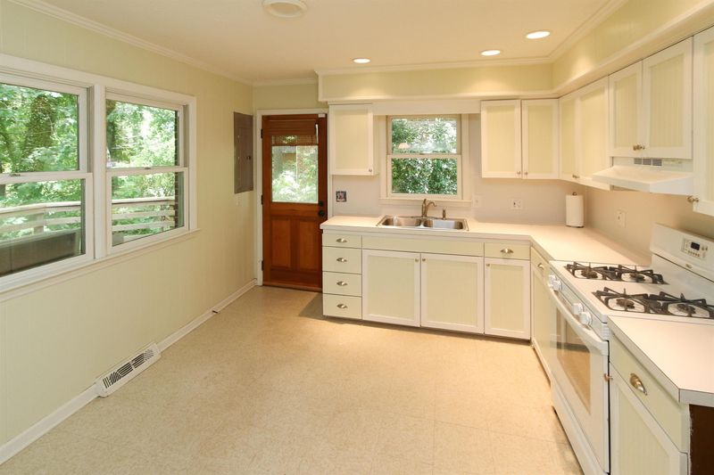 308 Yorktown Dr, Chapel Hill, NC 27516