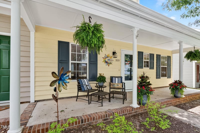 310 Commons Dr, Holly Springs, NC 27540