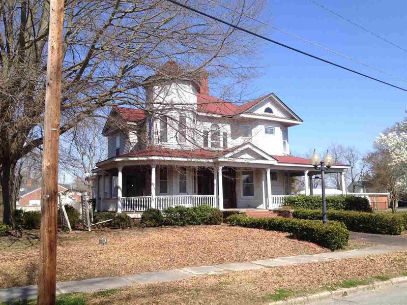 312 W Anderson Dr, Selma, NC 27576