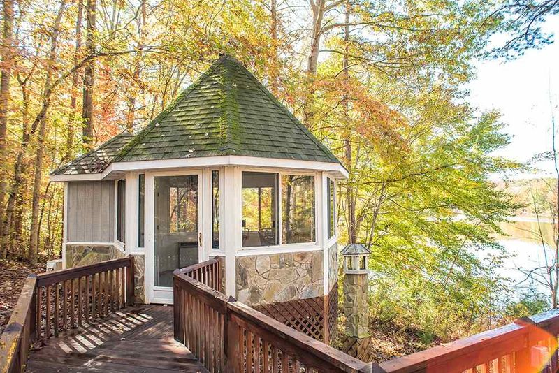 313 Fishermans Point Rd, Roxboro, NC 27574