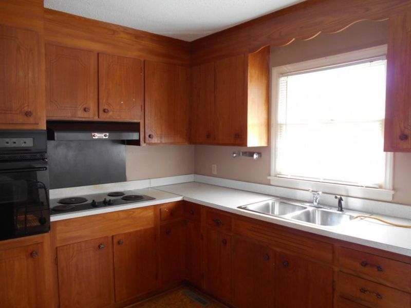 318 Collinwood Dr, Burlington, NC 27215