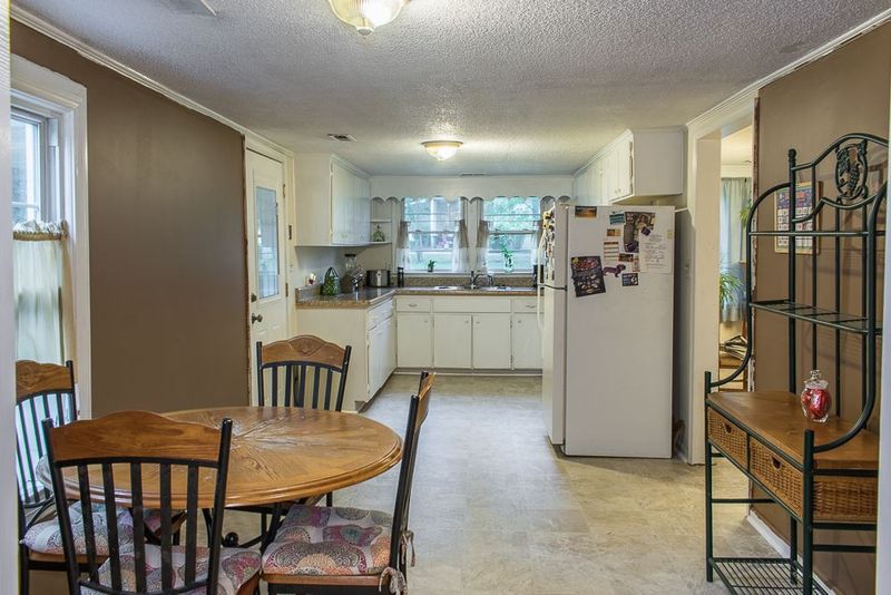318 N Nassau St, Youngsville, NC 27596