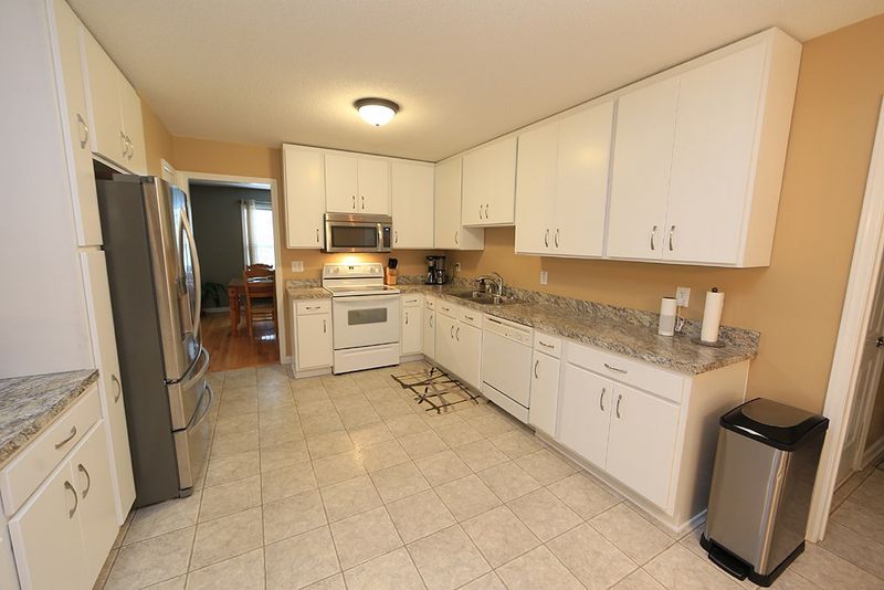 32 Oak Creek Dr, Clayton, NC 27520