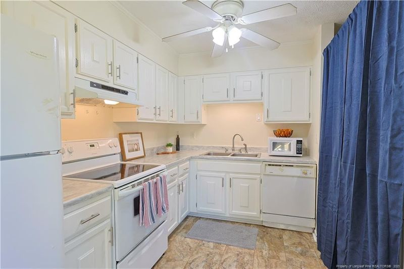 3213 Old Oak Ln, Hope Mills, NC 28348