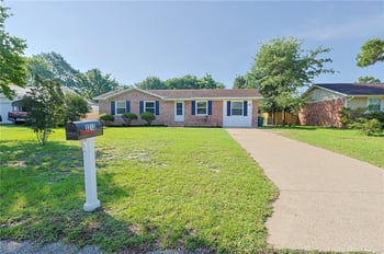 3213 Old Oak Ln, Hope Mills, NC 28348