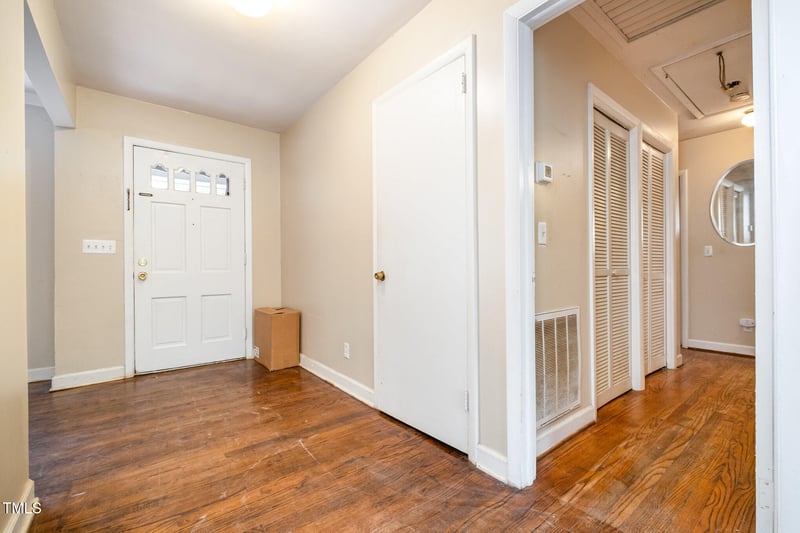 3222 Oxford Dr, Durham, NC 27707