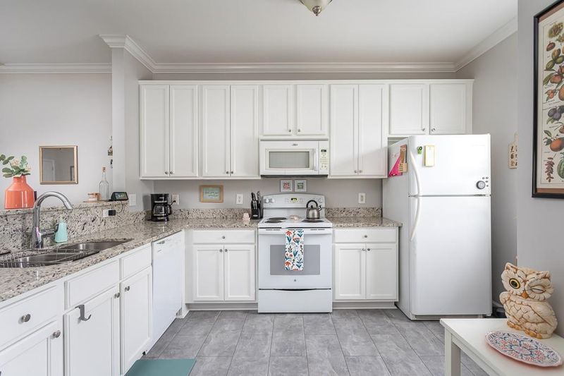 323 Commons Dr, Holly Springs, NC 27540