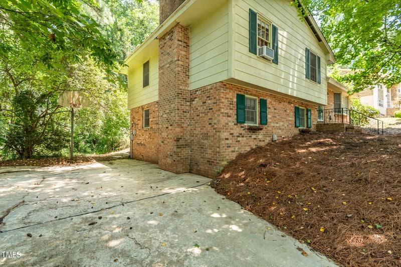 3232 Huntleigh Dr, Raleigh, NC 27604
