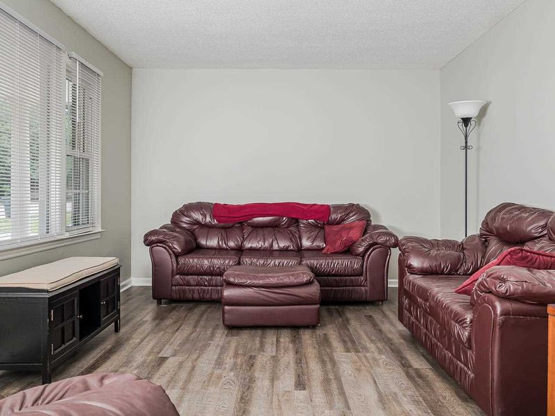 3237 Huntleigh Dr, Raleigh, NC 27604
