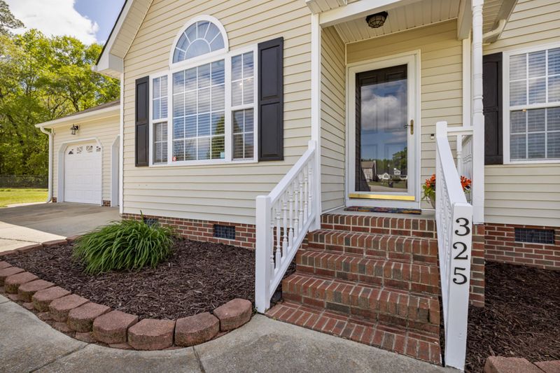 325 Hunters Farm Dr, Raleigh, NC 27603