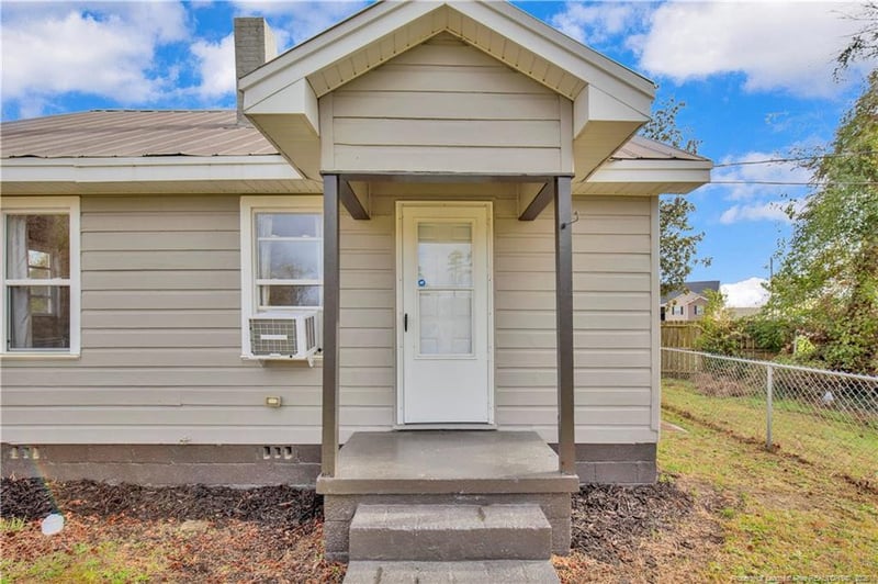 326 Hawley Ln, Fayetteville, NC 28301