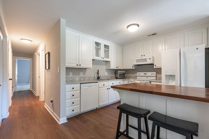 329 Glen Echo Ln #Apt B, Cary, NC 27518