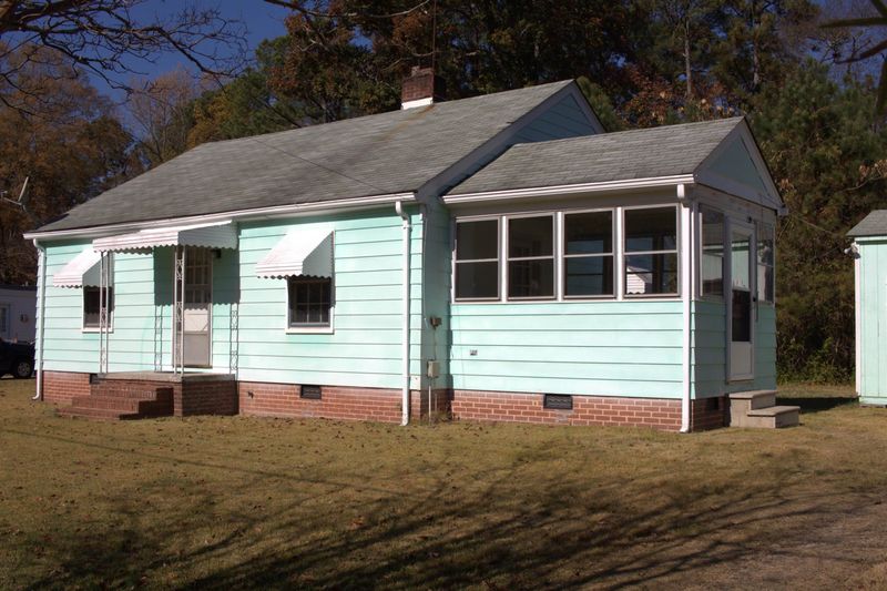 33 Hawthorn Dr, Durham, NC 27712