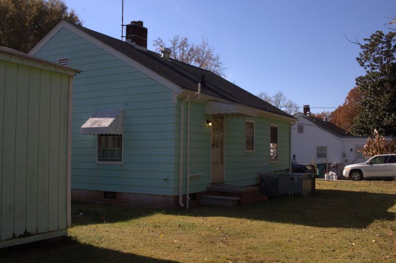 33 Hawthorn Dr, Durham, NC 27712