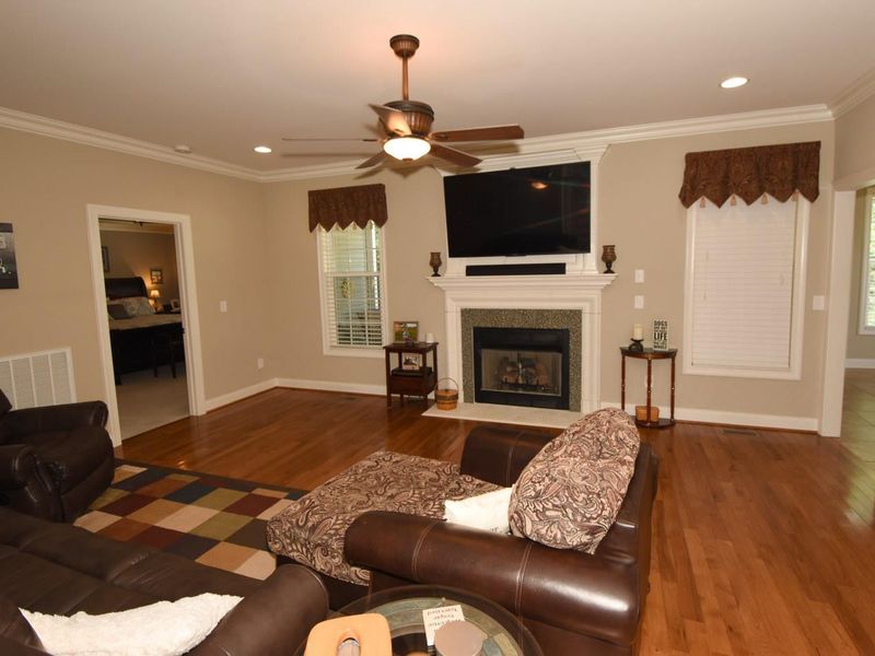 33 Summerglow Ct, Clayton, NC 27527
