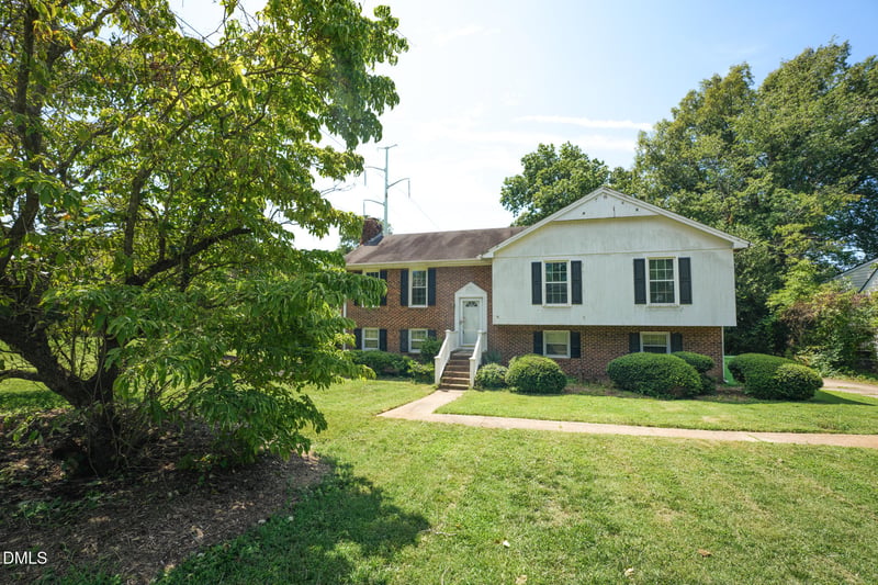 3307 Roundtree Ct, Raleigh, NC 27607