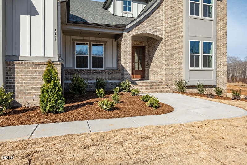 331 Meadow Walk Dr, Fuquay Varina, NC 27526