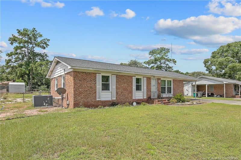 3316 Forest Lake Dr, Hope Mills, NC 28348