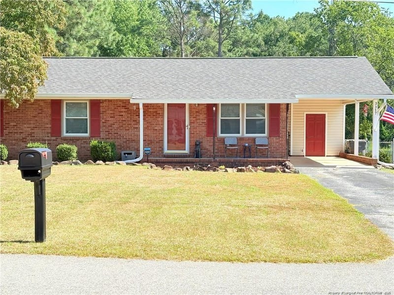 3317 Forest Lake Dr, Hope Mills, NC 28348