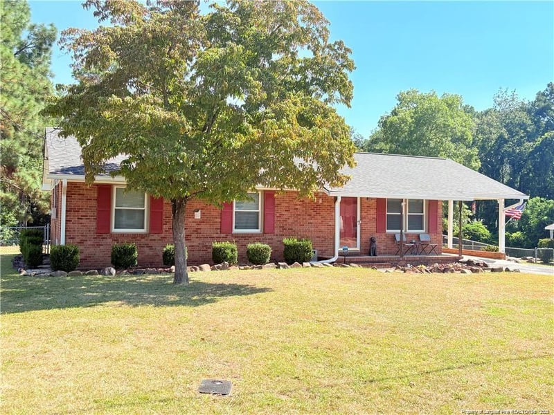 3317 Forest Lake Dr, Hope Mills, NC 28348