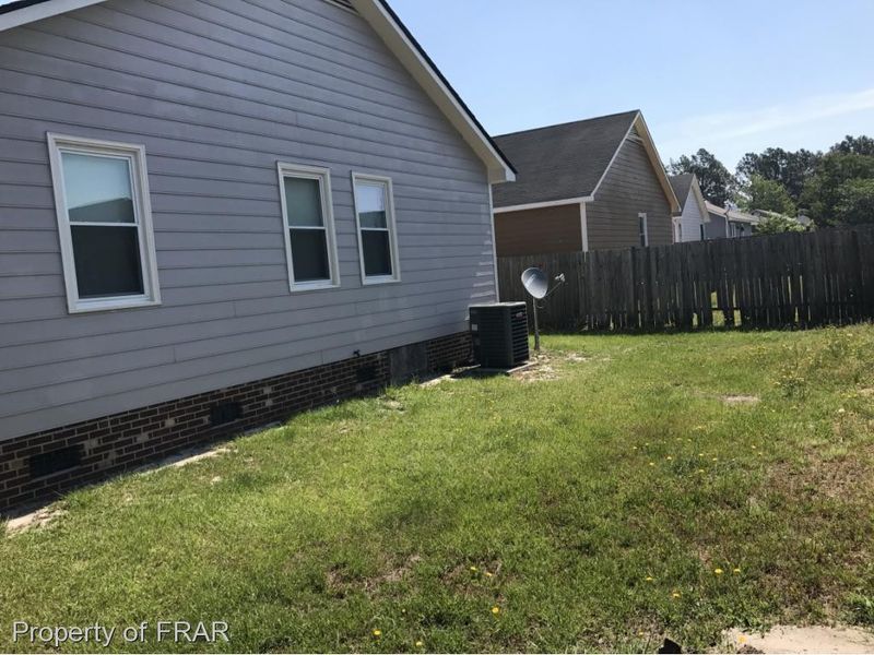 3327 Crosswinds Dr, Hope Mills, NC 28348