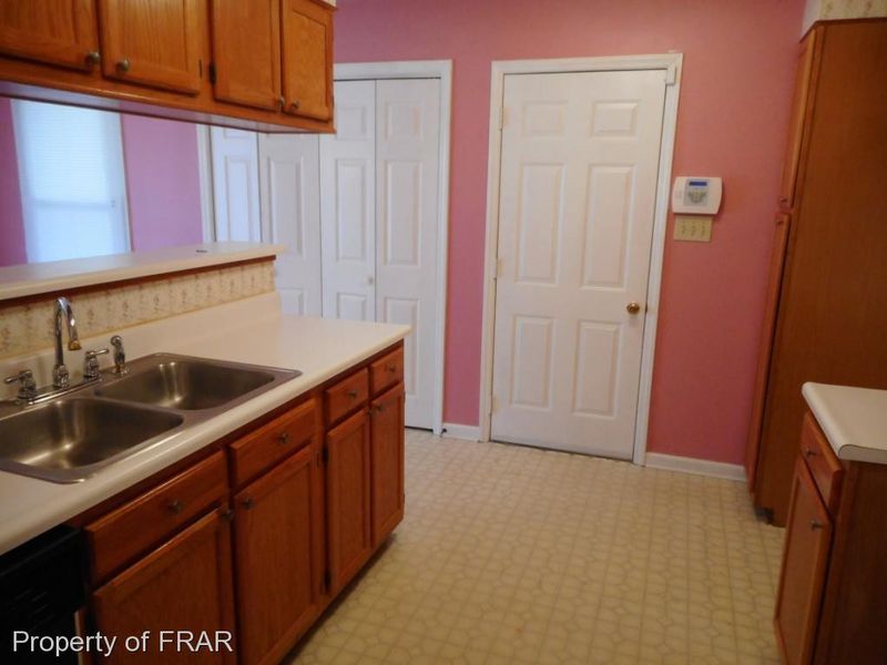 3416 Crosswinds Dr, Hope Mills, NC 28348
