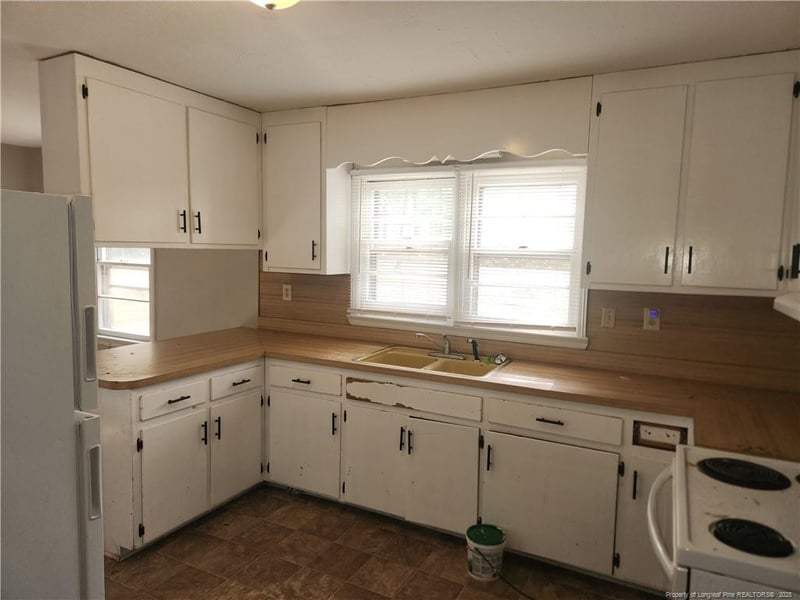 3502 Greenwood Dr, Fayetteville, NC 28311