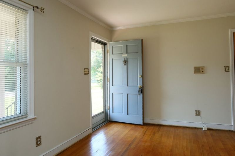 353 Lakeview Ave, Burlington, NC 27215