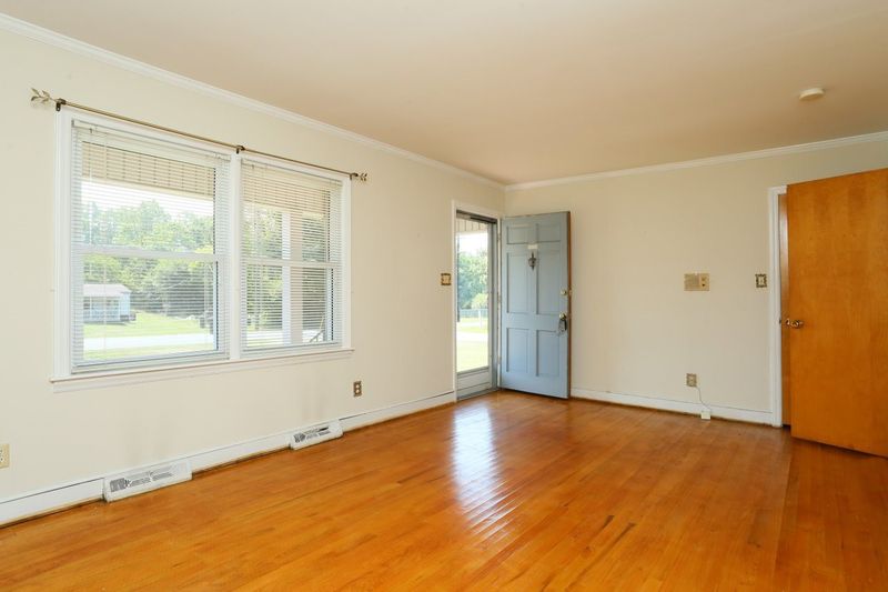 353 Lakeview Ave, Burlington, NC 27215