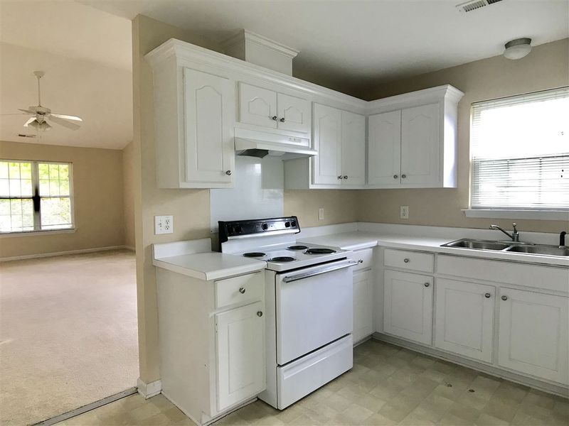 36 N Sussex Dr, Smithfield, NC 27577