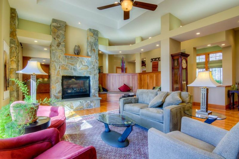 3600 Stonegate Dr, Chapel Hill, NC 27516