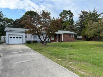 3610 Golfview Dr, Hope Mills, NC 28348