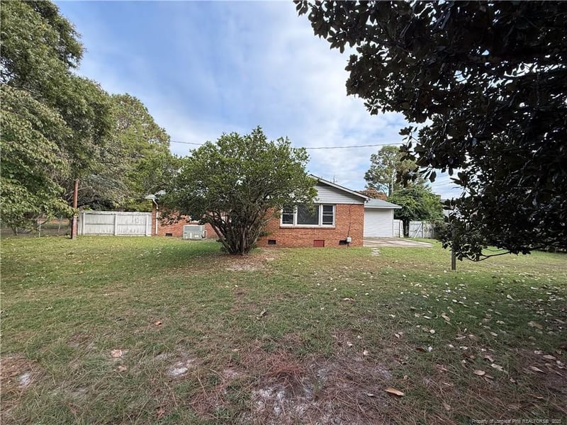 3610 Golfview Dr, Hope Mills, NC 28348