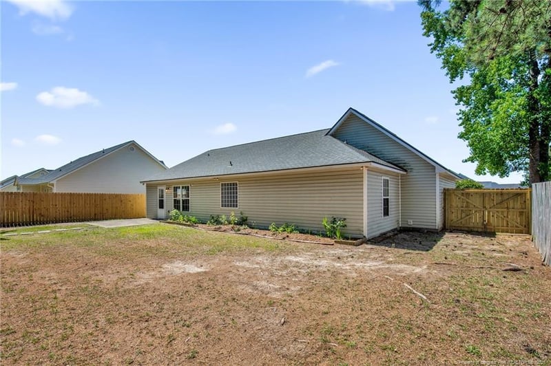 3698 Pioneer Dr, Hope Mills, NC 28348