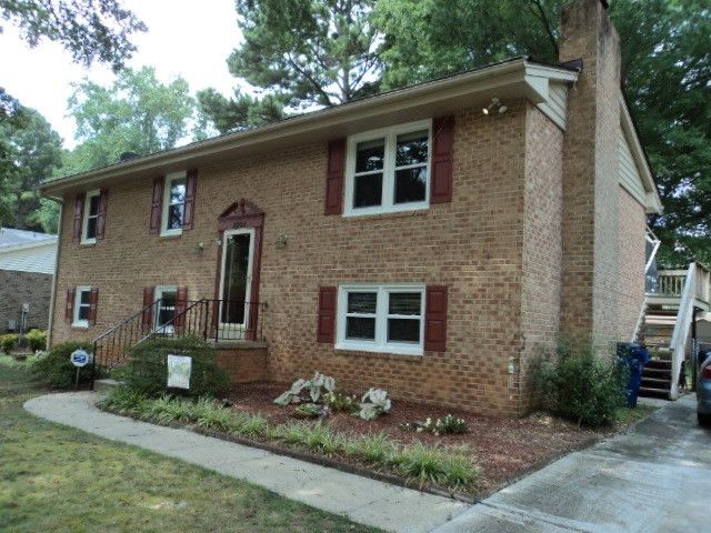 3701 Arrowwood Dr, Raleigh, NC 27604