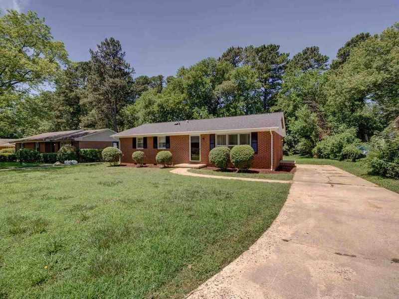 3705 Huntleigh Dr, Raleigh, NC 27604