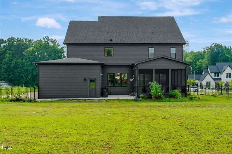 372 Meadow Walk Dr, Fuquay Varina, NC 27526