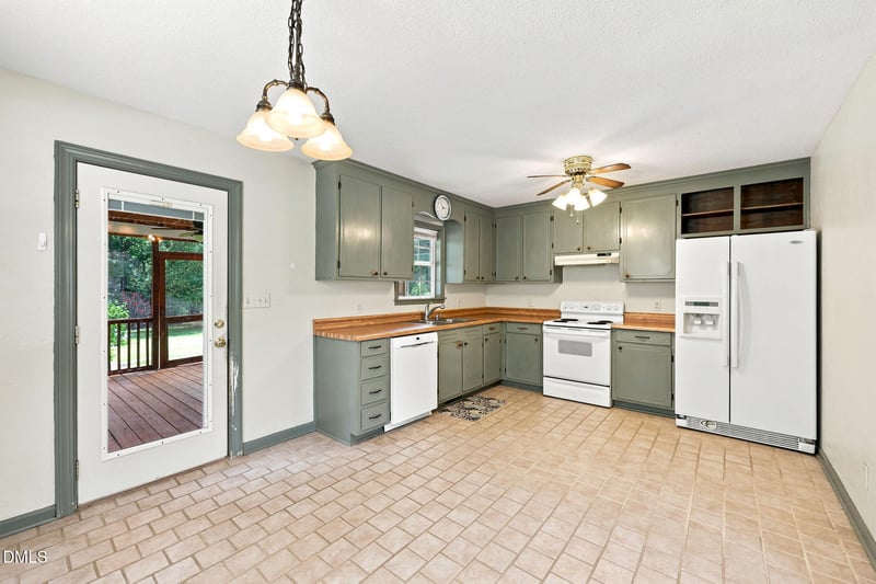 3805 Manor Dr, Clayton, NC 27520