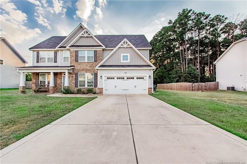 3850 Standardbred Dr, Hope Mills, NC 28348